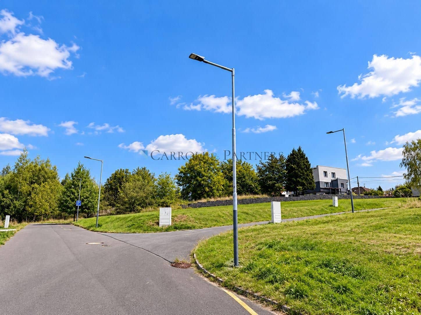 Modern ulice pod modrou oblohou